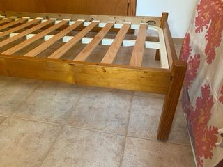 Cama individual madera de pino.

