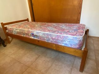Cama individual madera de pino.

