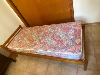 Cama individual madera de pino.


