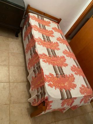Cama individual madera de pino.

