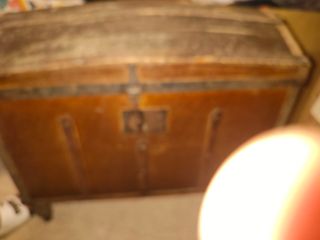 Baúl antiguo de madera y metal
