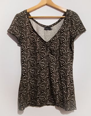 Camiseta negra con flores beige