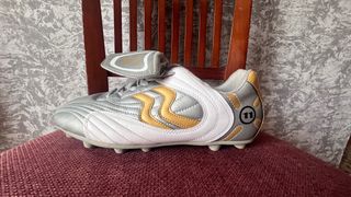 Botas fútbol  plata-blanco