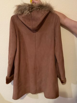 Abrigo marrón cálido con capucha