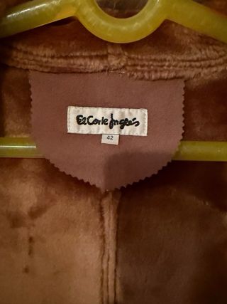 Abrigo marrón cálido con capucha