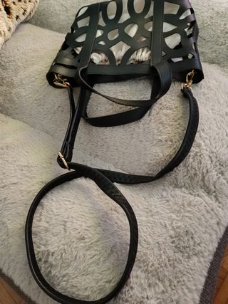 Bolso negro con corte laser