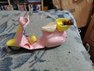 Moto Barbie rosa y amarilla