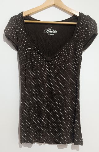 Camiseta Bershka lunares marrón y blanca