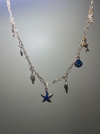 Collar con conchas y estrellas de mar