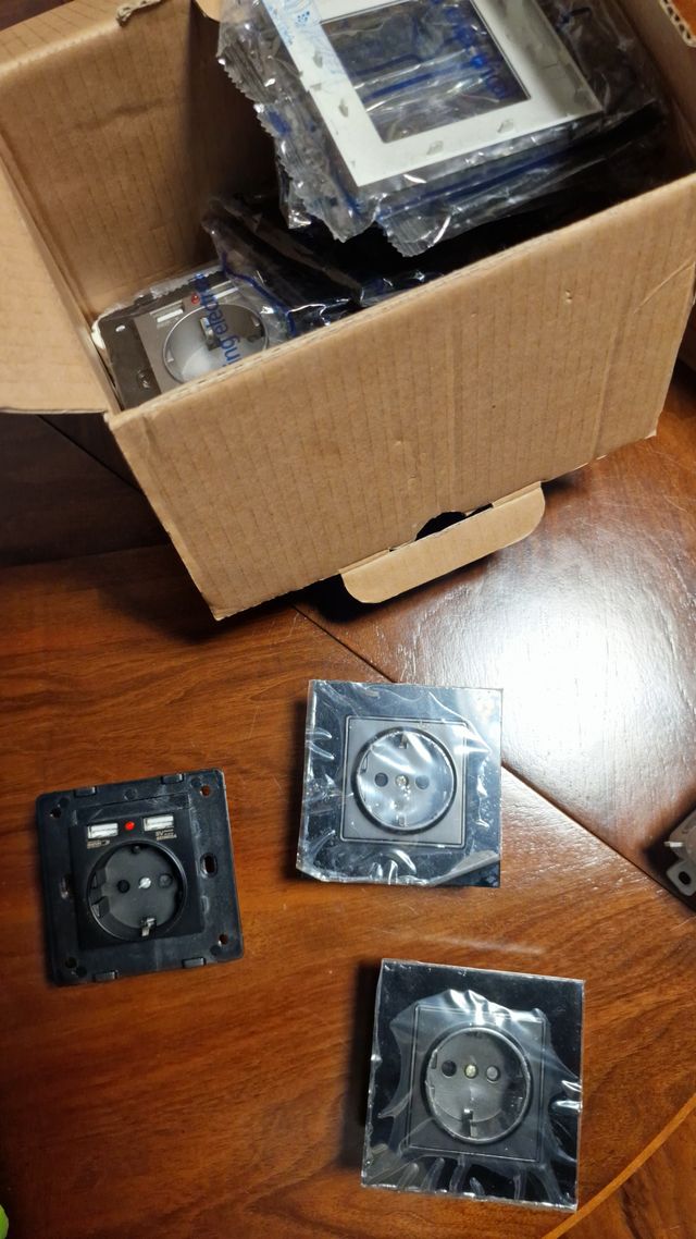 Tomadas elétricas c/ USB - 10 peças