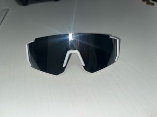 Gafas de sol blancas y negras modernas.