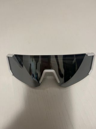Gafas de sol blancas y negras modernas.