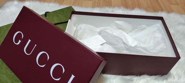 Caja y bolsa Gucci