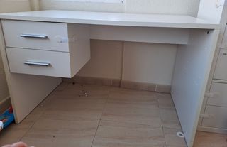 Escrito de madera en con 2 cajoneras