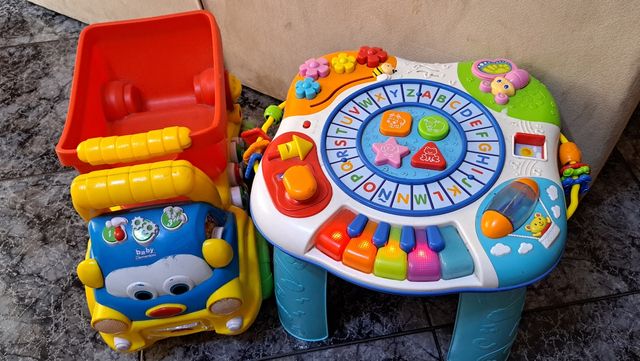 Correpasillos y mesa musical infantil