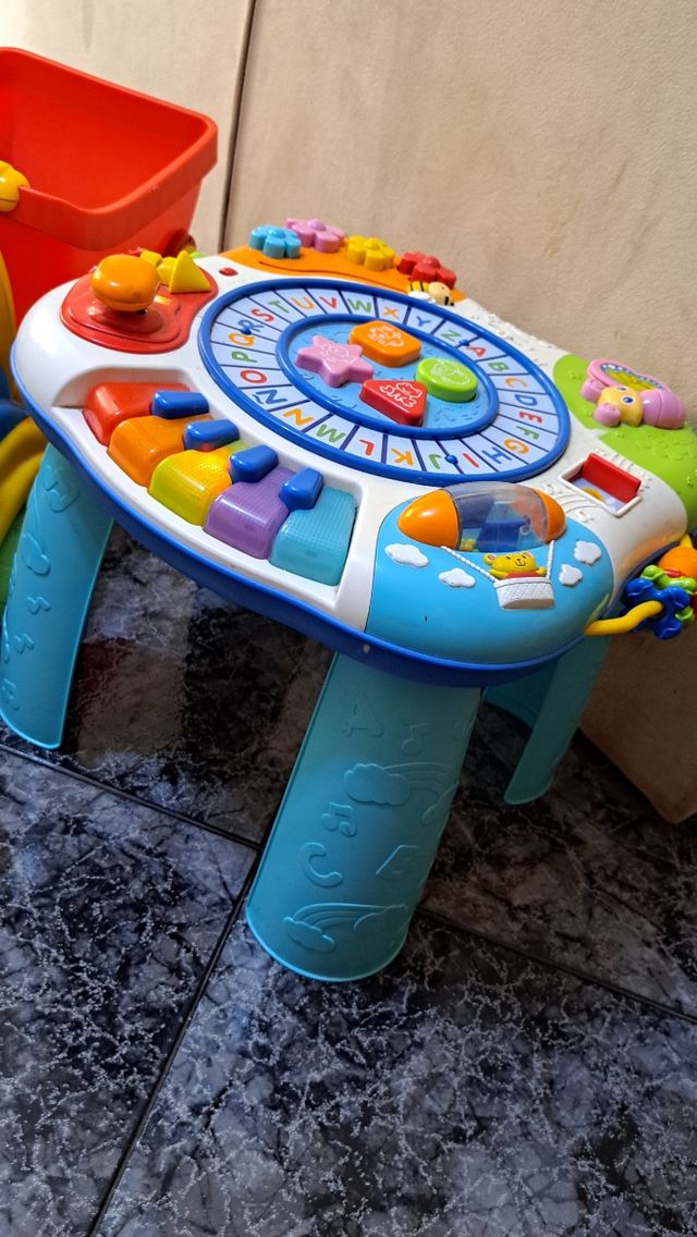 Correpasillos y mesa musical infantil