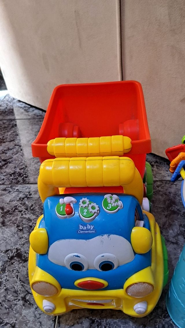 Correpasillos y mesa musical infantil