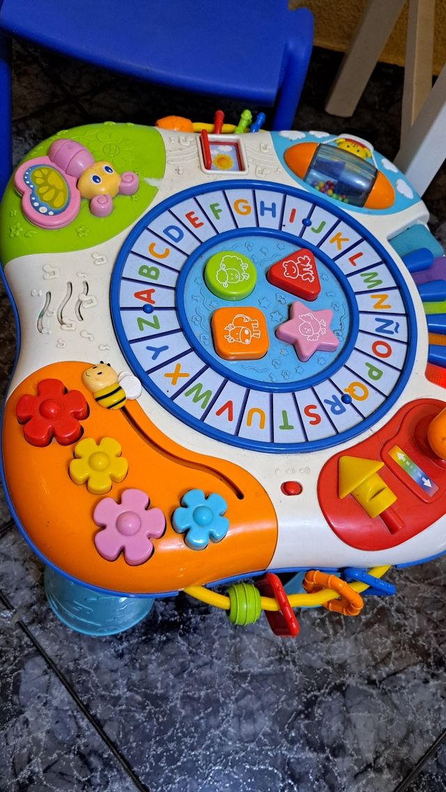 Correpasillos y mesa musical infantil