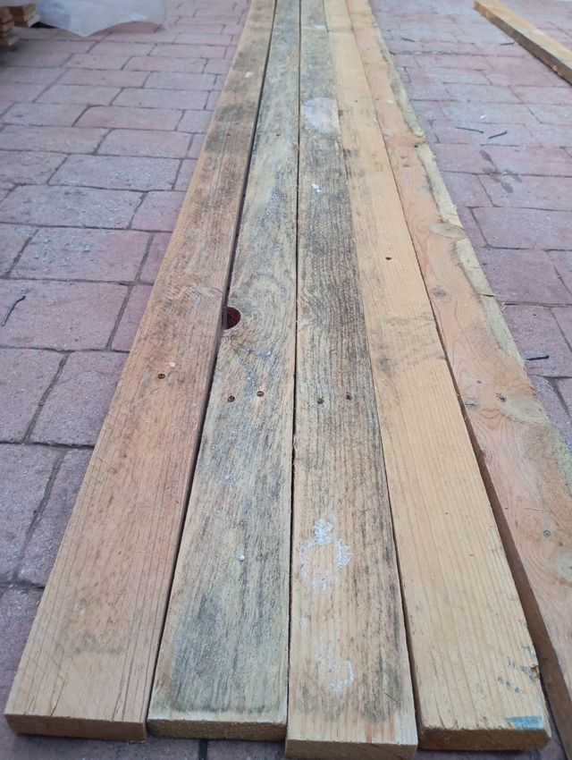 Tablones de madera, tablas, listones, vigas.