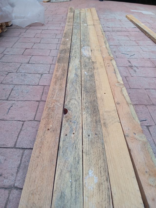 Tablones de madera, tablas, listones, vigas.