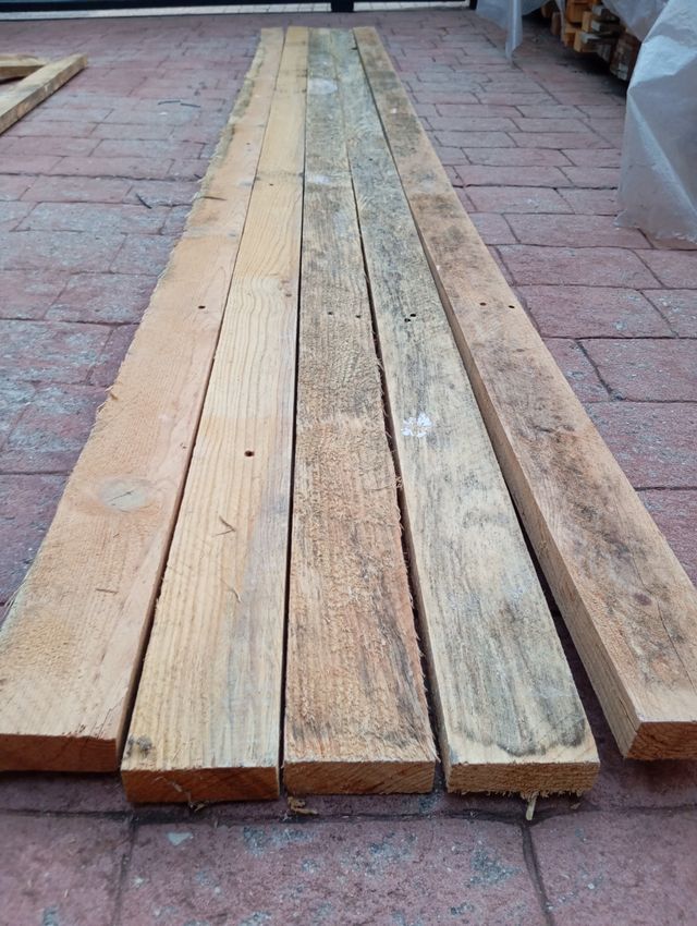 Tablones de madera, tablas, listones, vigas.