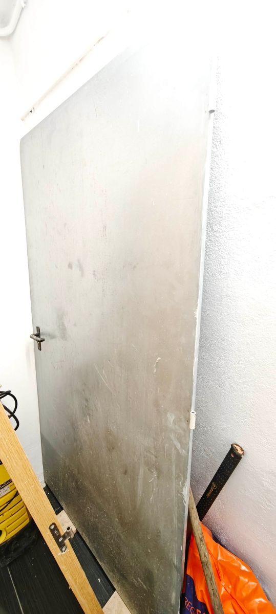 Puerta metálica galvanizada muy ancha. 97 ancho 4