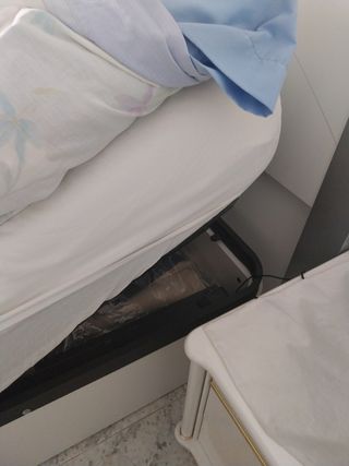 Cama articulada con arcon de almacenamiento