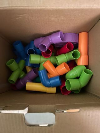Gioco tubi colorati bambini