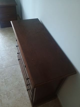 Conjunto Cómoda madera nogal y mesita
