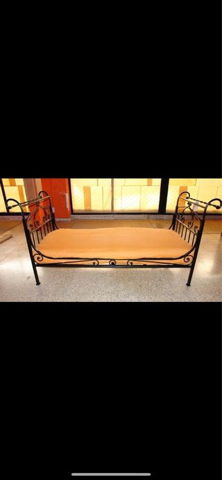 Cama diván hierro forjado negra