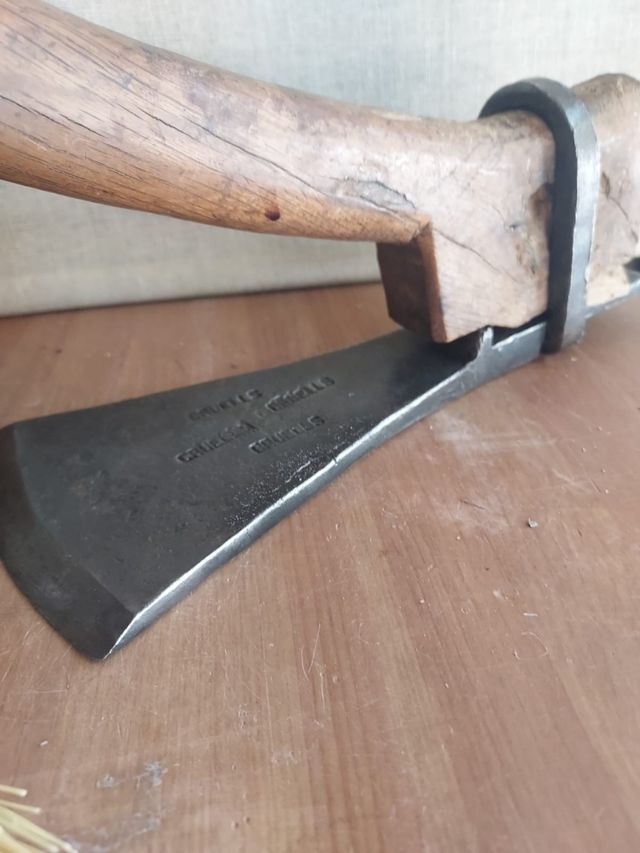 Vecchia ascia da falegname