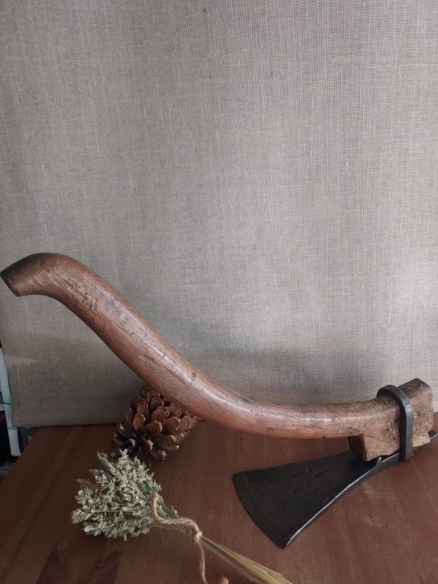 Vecchia ascia da falegname