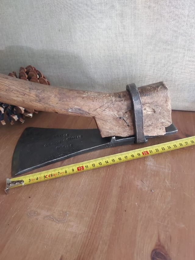 Vecchia ascia da falegname