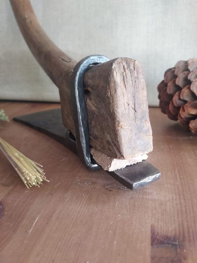 Vecchia ascia da falegname