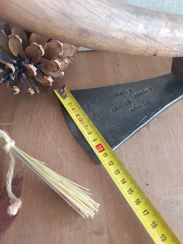 Vecchia ascia da falegname