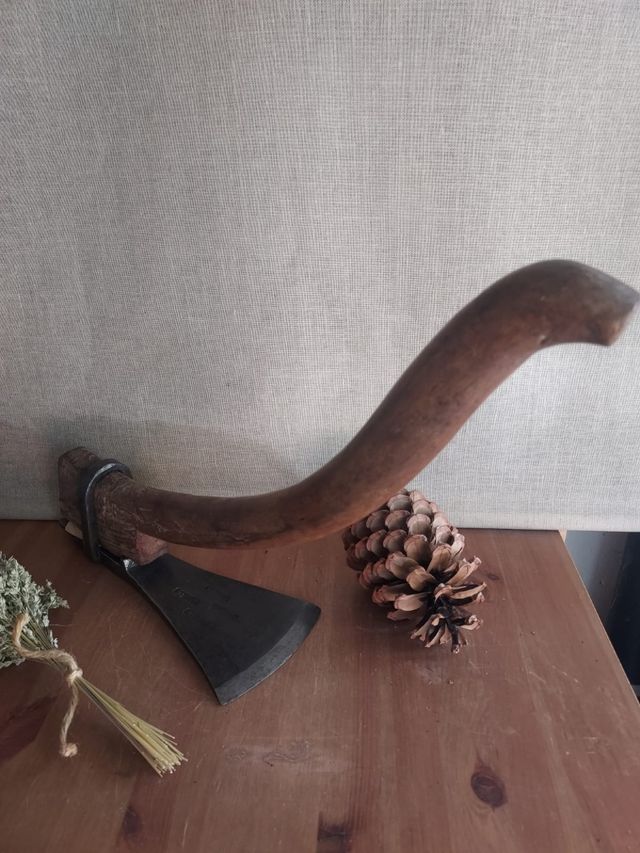 Vecchia ascia da falegname