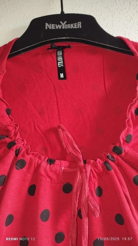 Camiseta Stradivarius roja lunares M