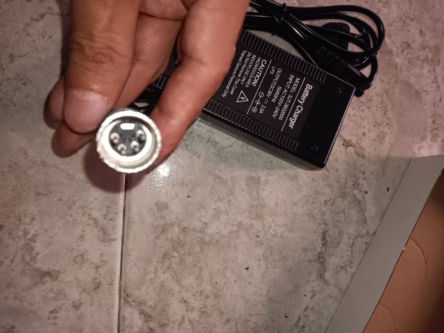 Cargador batería 24v bicicleta patinete