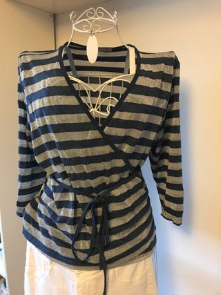 Camiseta azul y plata talla 48 pero es ajustable 
