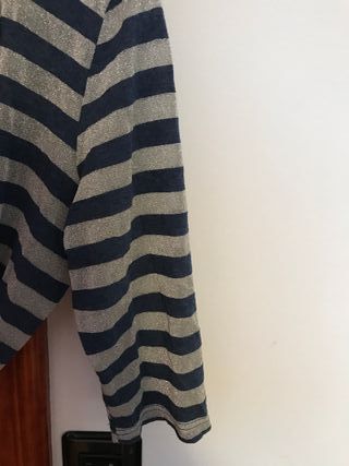 Camiseta azul y plata talla 48 pero es ajustable 