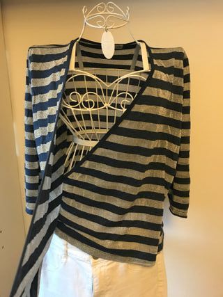 Camiseta azul y plata talla 48 pero es ajustable 