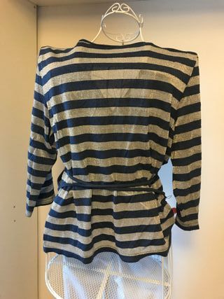 Camiseta azul y plata talla 48 pero es ajustable 