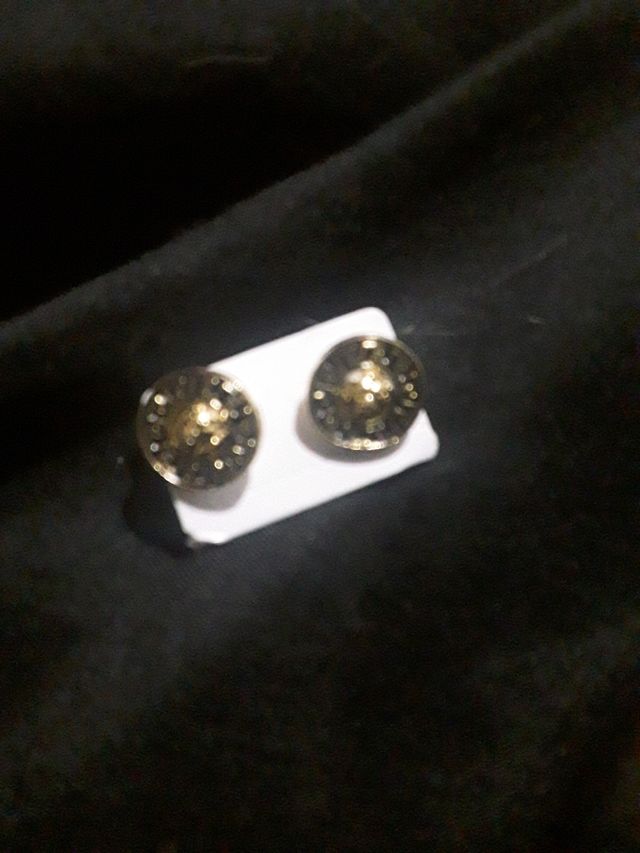 Pendientes negros y dorados