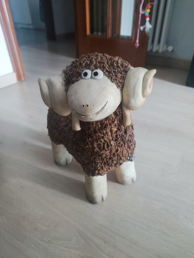 Figura carnero barro decorativa