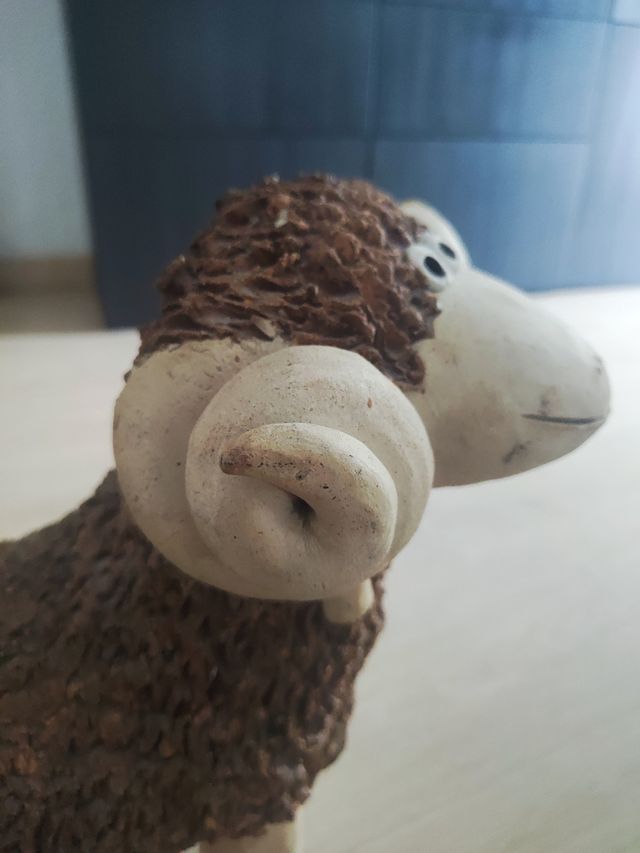 Figura carnero barro decorativa