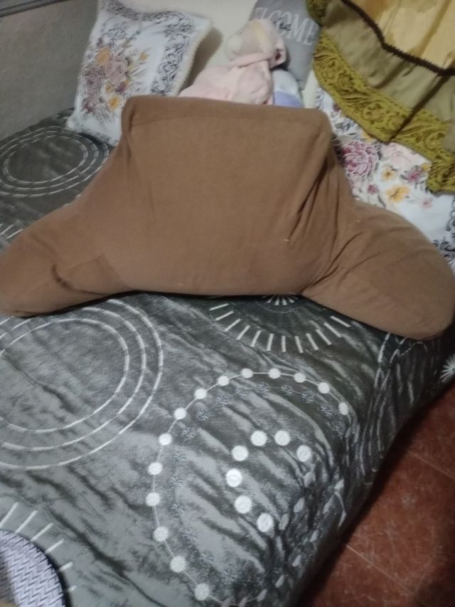 Cojín lectura marrón - Suave de plumas