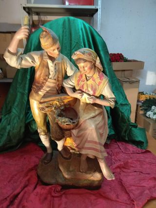 Antigua figura pareja vascos se entrega en mano