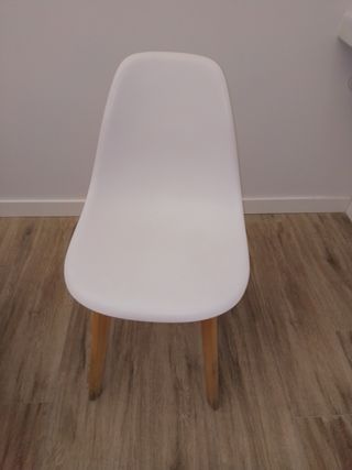 Silla blanca de madera y plástico