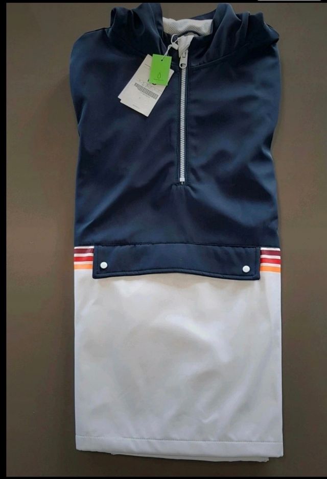 Cazadora canguro azul y blanca