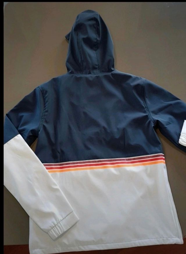 Cazadora canguro azul y blanca